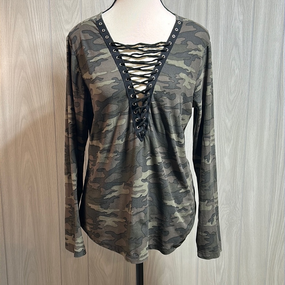 Rue21 camo long sleeve shirt size medium